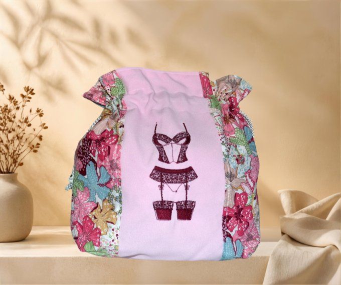 Pochon brodé - sac de voyage lingerie 