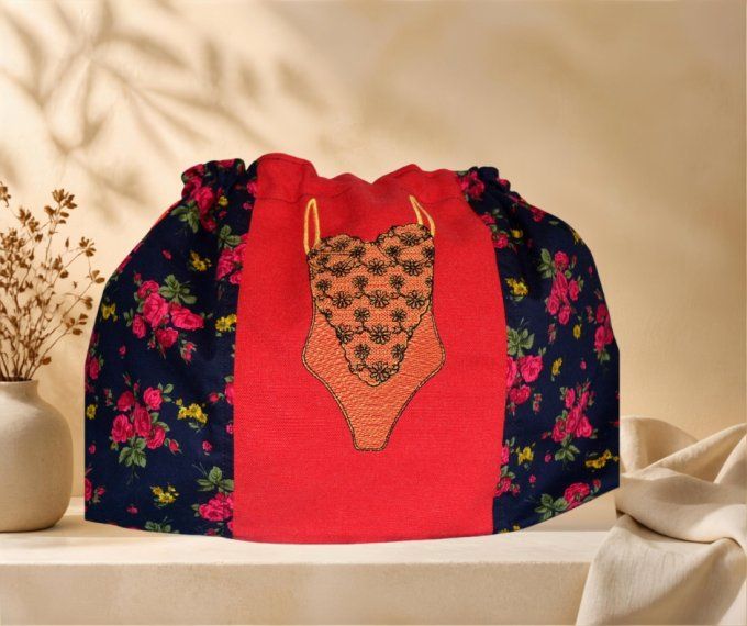 Pochon brodé - sac de voyage lingerie 