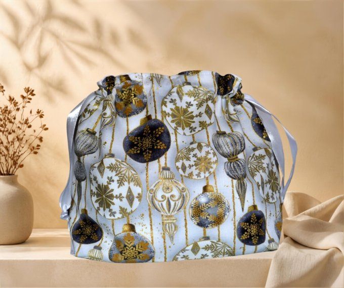 Pochon brodé - sac de voyage lingerie 