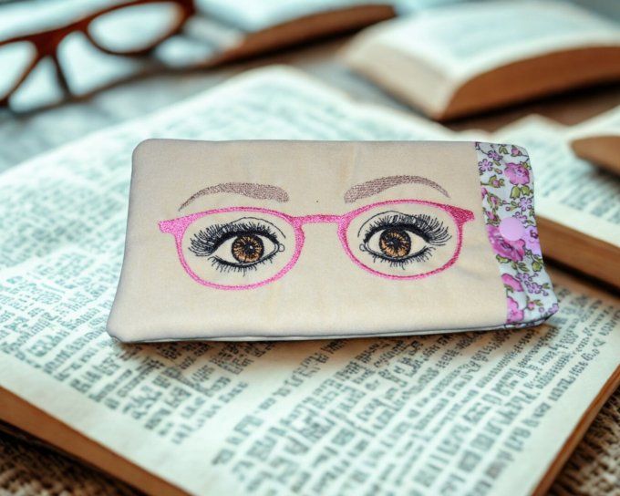 Etui à lunettes brodé, molletonné, léger et souple    