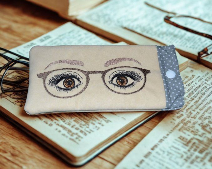 Etui à lunettes brodé, molletonné, léger et souple    