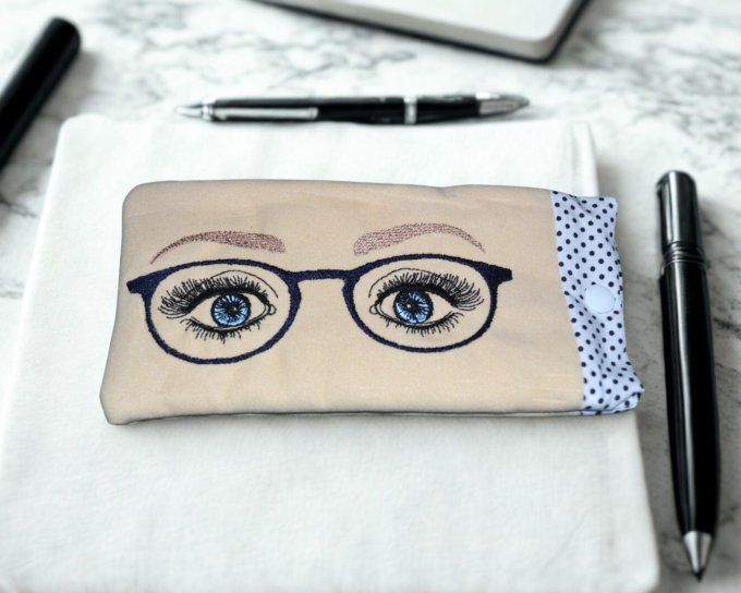 Etui à lunettes brodé, molletonné, léger et souple    
